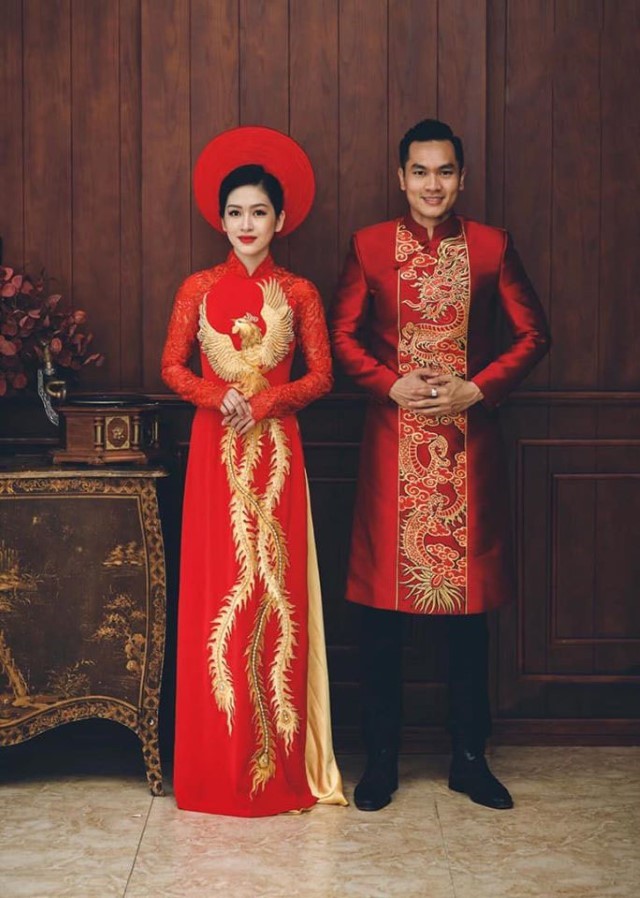 赤いアオザイを着ているベトナム人男性と女性